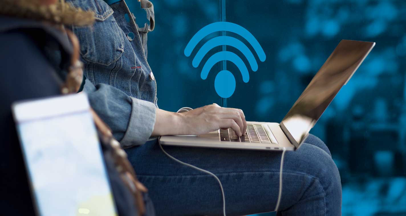 Mujer conectándose a internet por WiFi Público